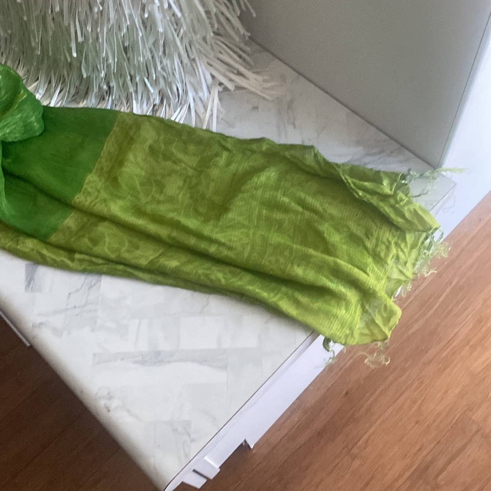 Beautiful green silk scarf from Hong Kong! - Picture 2 of 5